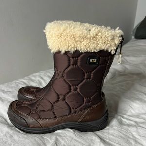 Ugg Vibram leather and sheepskin waterproof ankle boots Sz 8